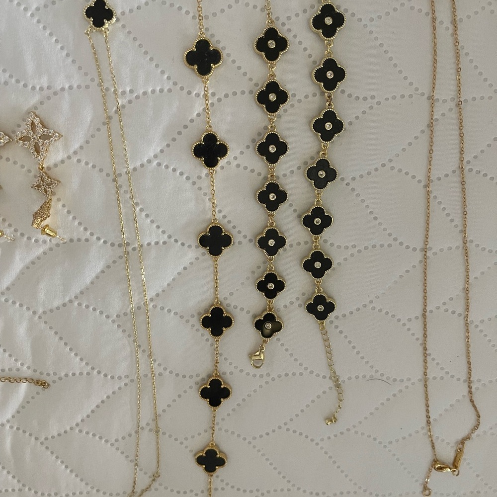 Elegant Black and Gold Floral Necklace